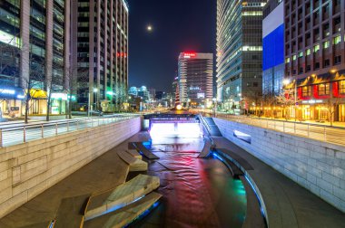 Gece Cheonggyecheon akışı Seoul, Güney Kore.