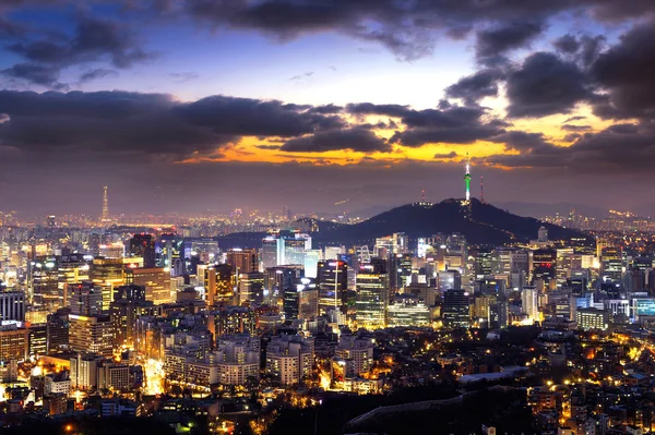 Vista do centro da cidade e da torre de Seul em Seul, Coreia do Sul. — Fotografia de Stock