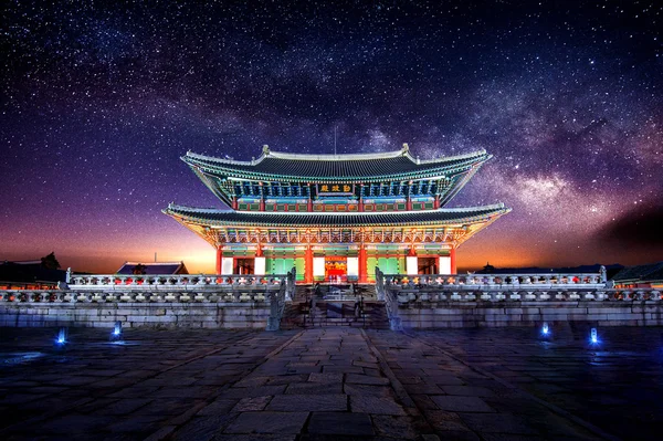 Palácio Gyeongbokgung e Via Láctea em Seul, Coreia do Sul . — Fotografia de Stock