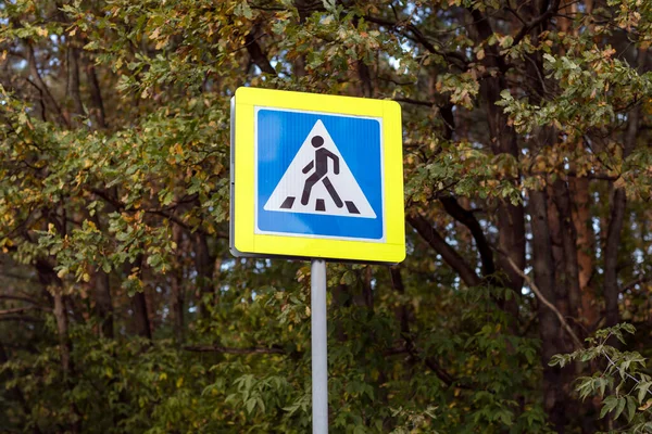 ドライバーの歩行者横断標識 — ストック写真