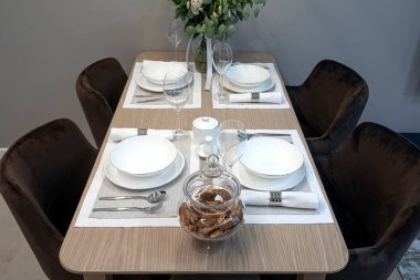 Üzerinde çatal bıçak takımı olan bir masa..