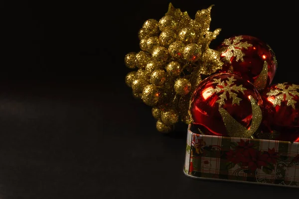 Black Christmas Background Golden Flower Golden Berries Gift Box Christmas — Stock Photo, Image