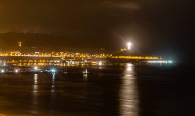 Lima Peru 'daki okyanusun gece manzarası, otoyolda sarı ışıklar, kıyı, uzun sergi