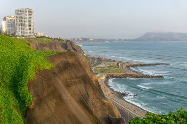 Miraflores Lima Peru 'dan okyanus manzarası, çimenli ve kıyısı olan bir uçurum.
