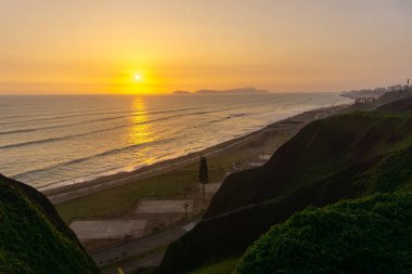 Lima Peru sahilinde gün batımı manzarası, bir uçurumdan manzara