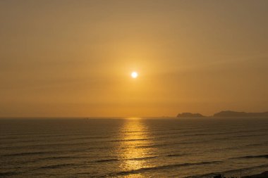 Lima Peru sahilinde gün batımı manzarası, altın saat.