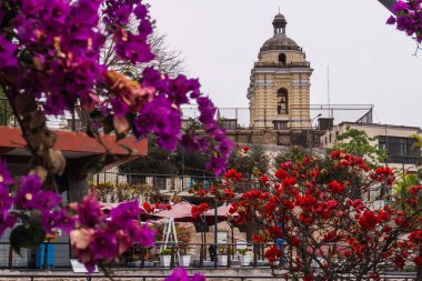 La Muralla Park 'tan San Francisco Kilisesi manzaralı, çiçekli.
