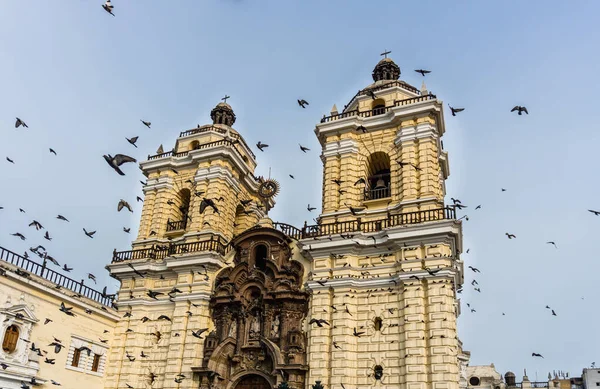 Fronteiro Igreja São Francisco Lima Downtown Pigeons Flying — Fotografia de Stock