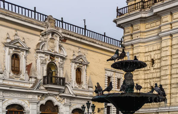 Funtain Com Pigeons Fronteira Uma Igreja São Francisco Peru Centro — Fotografia de Stock