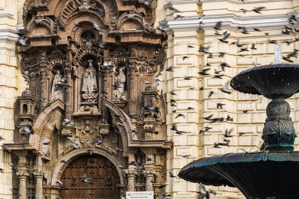 Funtain Com Pigeons Fronteira Uma Igreja São Francisco Peru Centro — Fotografia de Stock