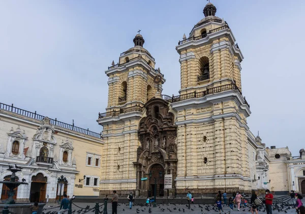 Fronteiro Igreja São Francisco Lima Downtown Pigeons Flying — Fotografia de Stock