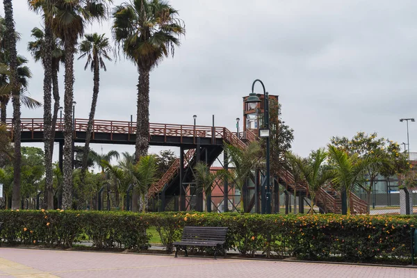 Muralla Park Bridge Lima Peru Publiczne Miejsce Drzewami Benches — Zdjęcie stockowe