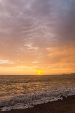 Lima Peru 'da güzel bir gün batımı, parlak gökyüzü ve az görünen plaj, altın saat, turuncu gökyüzü.