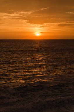 Lima Peru 'da güzel bir gün batımı, parlak gökyüzü ve az görünen plaj, altın saat, turuncu gökyüzü.