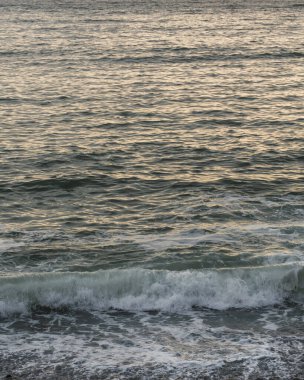 Lima sahilinin mavi okyanus manzarası, güneş yansıması ve sakin dalgalar.