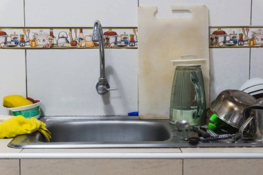 Lavaboda, muslukta, alüminyum kaselerde, kaşıklarda, çatallarda, bıçaklarda, blender bardaklarında, bardaklarda, paçavralarda