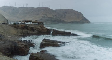 Keşişin atlayışı, Chorrillos Lima Peru 'daki ünlü uçurum, sahilde büyük kayalar, kayalara çarpan dalgalar.