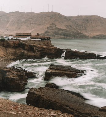 Keşişin atlayışı, Chorrillos Lima Peru 'daki ünlü uçurum, sahilde büyük kayalar, kayalara çarpan dalgalar.