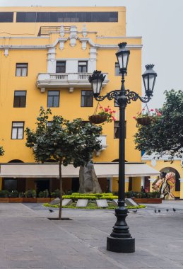 Santa Rosa geçidi Lima 'nın tarihi merkezinde, koloni sarı binaları olan bir patika.