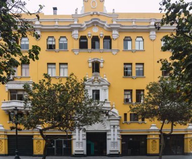 Lima 'nın tarihi merkezinde bulunan Nicolas de Ribera geçidinde koloni sarı binaları var.