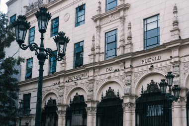 Lima, Peru - 31 Haziran 2021: Lima şehir merkezindeki Defensoria del pueblo binası, Ucayali Caddesi 394, bireylerin ve toplumun haklarını savunmaya ve tanıtmaya adanmış bir kuruluş.