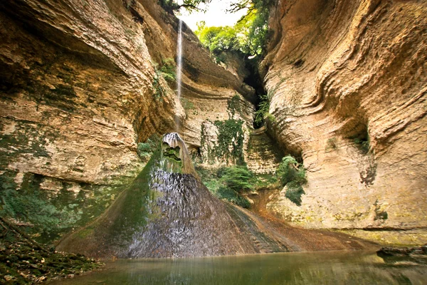 Водоспад у горах — стокове фото