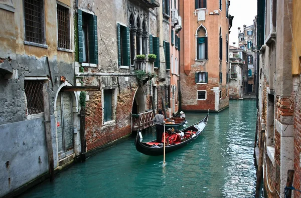 在威尼斯运河上缆车 图库照片
