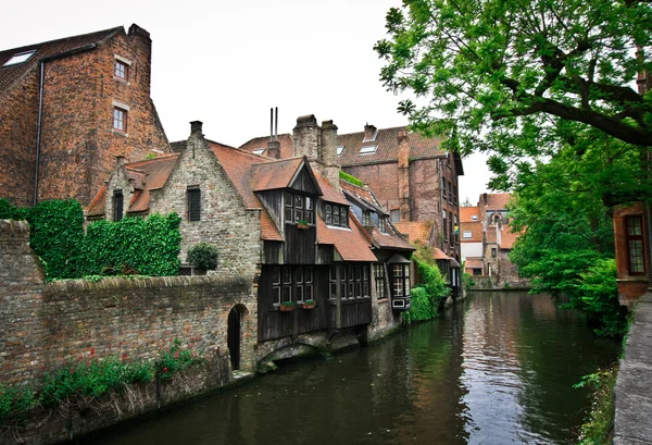 Altes Haus in der Nähe des Kanals in Belgien — Stockfoto