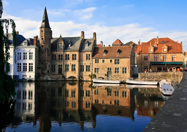 Башня на реке в Бельгии — стоковое фото