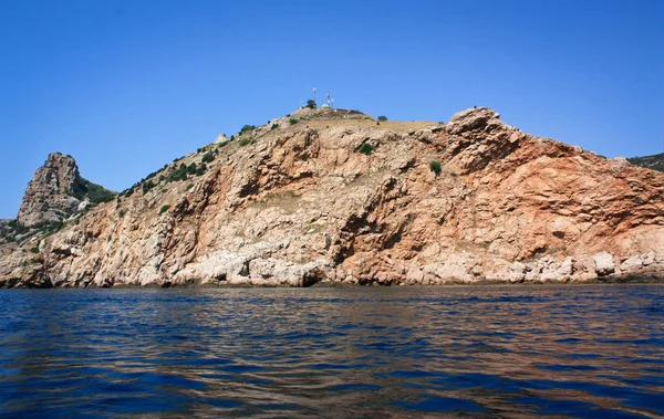 Montañas y mar azul — Foto de Stock