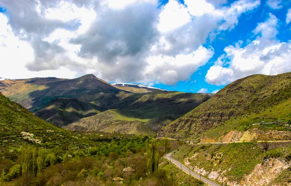 Пейзаж с горами, лес впереди. красивые пейзажи — стоковое фото