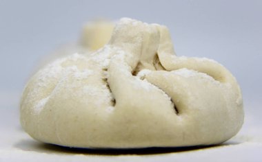 Beyaz arka planda üç khinkali, Gürcü yemeği.