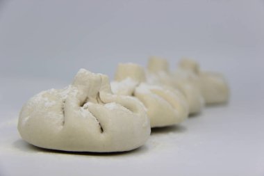 Beyaz arka planda üç khinkali, Gürcü yemeği.