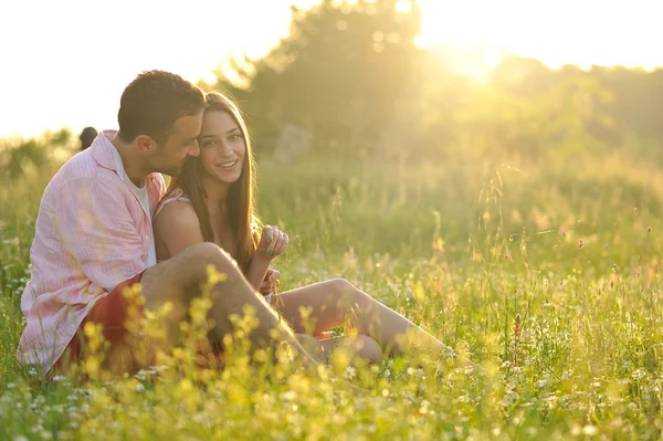 Jeune couple amoureux — Photo