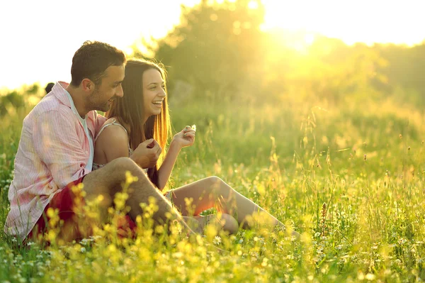 Jeune couple amoureux — Photo