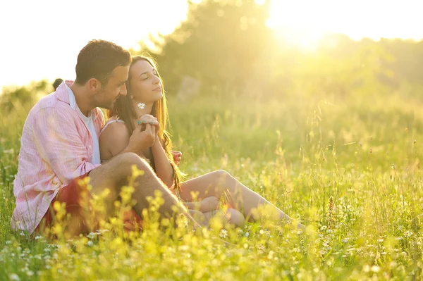 Jeune couple amoureux — Photo