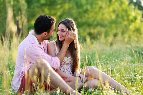 Jovem casal apaixonado — Fotografia de Stock