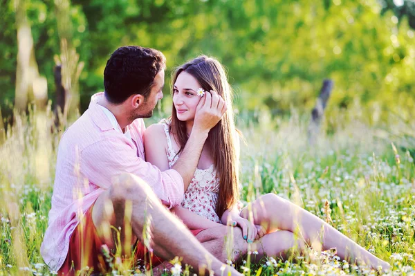 Jovem casal apaixonado — Fotografia de Stock