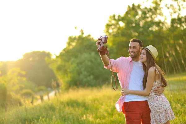 Pareja joven enamorada —  Fotos de Stock