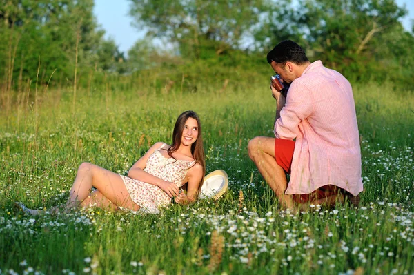 Jovem casal apaixonado — Fotografia de Stock