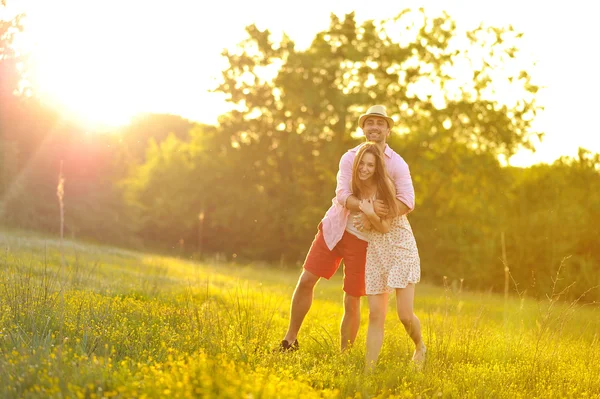 Jovem casal apaixonado — Fotografia de Stock