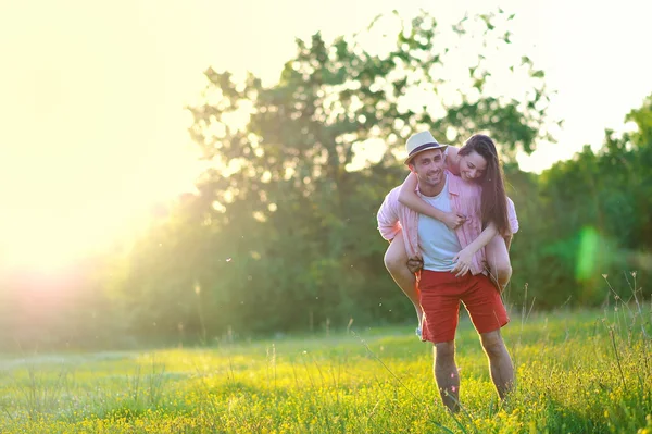 Jeune couple amoureux — Photo