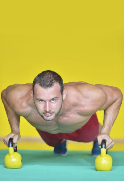 Gimnasio hombre fuerza push-up ejercicio push-up —  Fotos de Stock