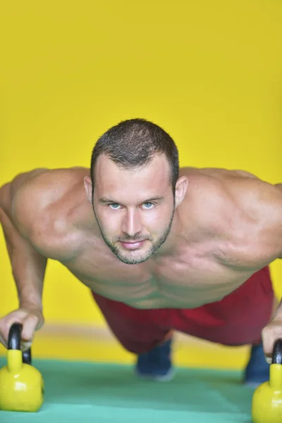 Sportschool man push-up sterkte pushup oefening — Stockfoto