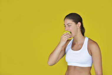 Güçlü kadın halter salonunda