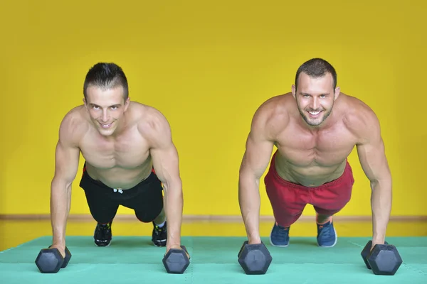 Jóvenes hombres en forma ejercicios —  Fotos de Stock