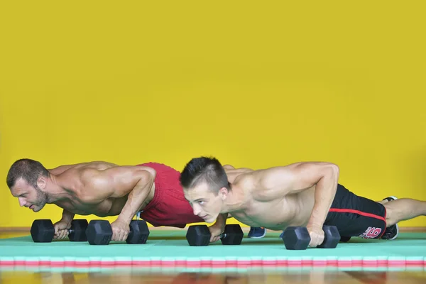 Jóvenes hombres en forma ejercicios —  Fotos de Stock