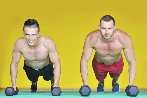 Jóvenes hombres en forma ejercicios —  Fotos de Stock