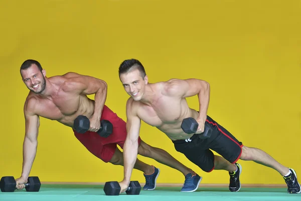 Jóvenes hombres en forma ejercicios —  Fotos de Stock