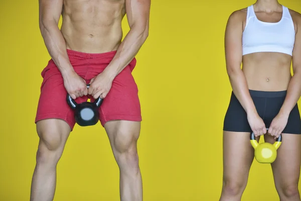 Giovani esercizi uomo e donna in forma — Foto Stock